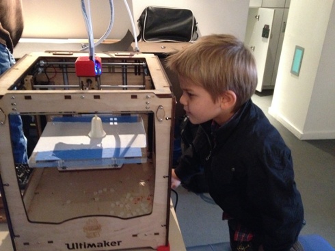 Les enfants adorent voir fonctionner l'imprimante 3D. Là, elle fabrique notre cloche !